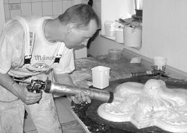 Das Original einer Stuckrosette wird in Silikon gegossen